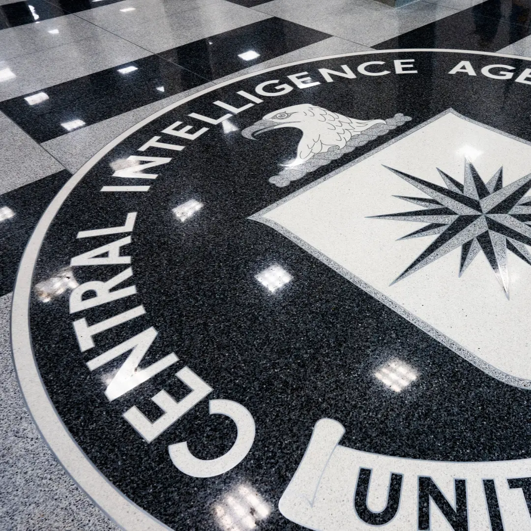 Um ex-oficial da CIA confessou um esquema de fraude ainda maior, superando 145 milhões de dólares contra o governo. É i…