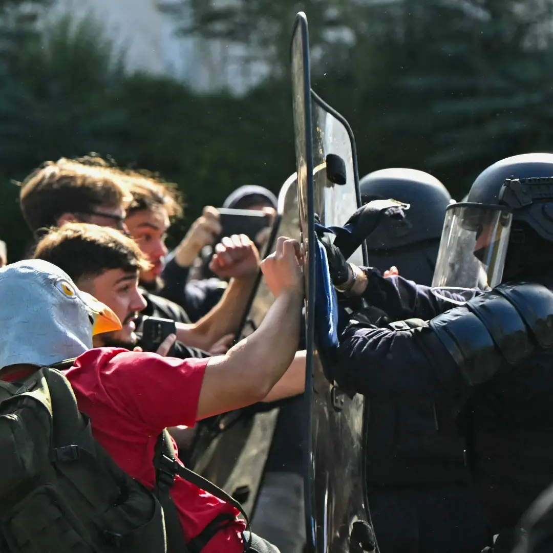 Manifestações por educação melhor financiada na França levaram a escolas bloqueadas e milhares de prisões. É um sintoma…