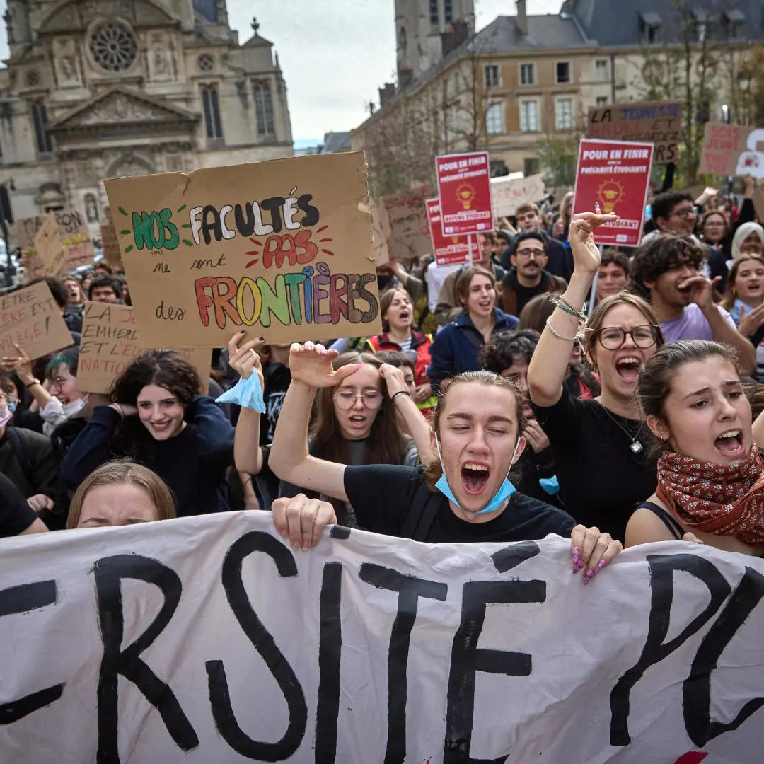 Em França, estudantes se juntaram a professores, pais e membros de sindicatos em manifestações para pedir mais investim…