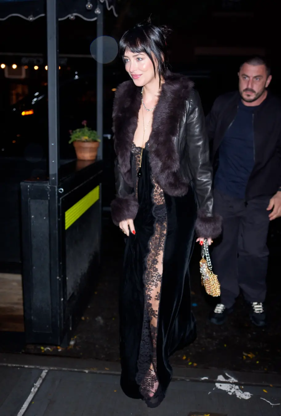 Dakota Johnson completou 37 anos em Nova York usando um look inteiro de renda e pele. É interessante ver como o estilo …