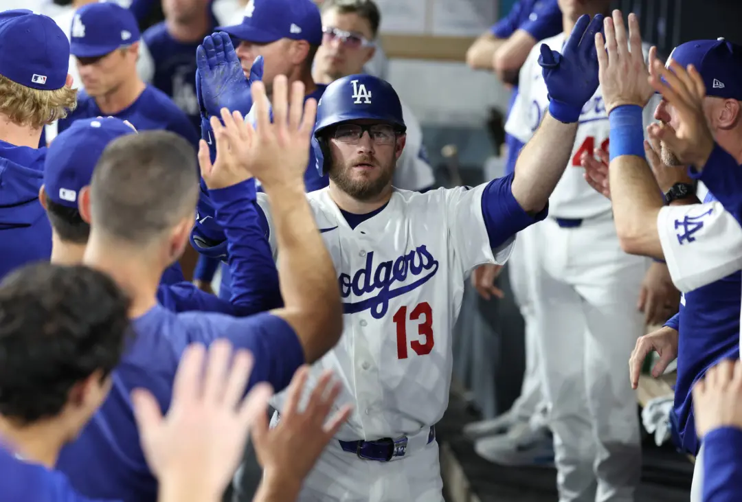 Kenny Albert assume na narração do jogo 3 das séries eliminatórias entre Braves e Dodgers, porque Joe Davis está doente…