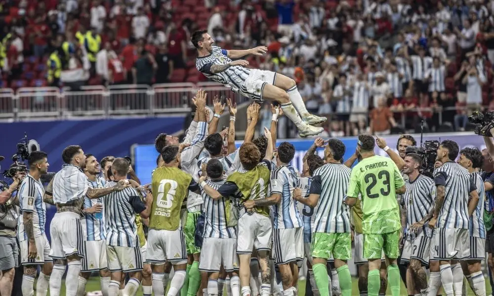 Messi encerra a passagem pela Argentina com 207 jogos e 125 gols pela seleção. A trajetória dele mostra o peso de muito…