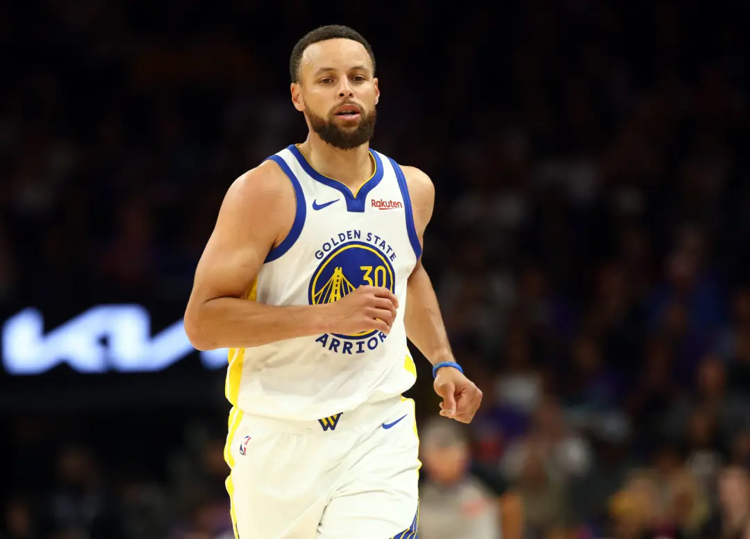 Stephen Curry, dos Golden State Warriors, tem presença incerta contra os Los Angeles Lakers na partida de pré-temporada…