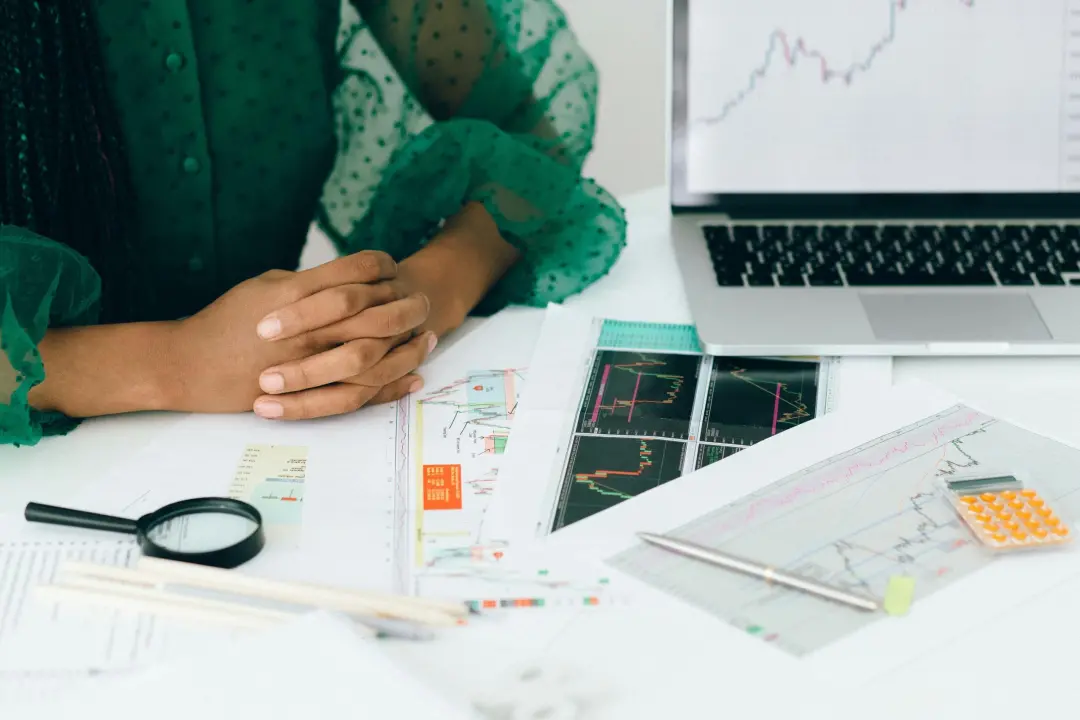 Metade dos bancos prevê corte de 0,25 ponto percentual na Selic em novembro. Essa projeção reflete uma cautela sobre a …