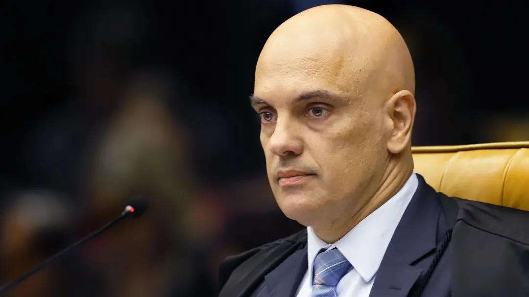 Ministro Moraes encaminhou pedido da defesa de Bolsonaro à PGR para flexibilizar restrições, inclusive autorizar Flávio…