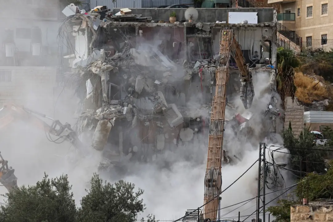 Edifício de cinco andares em Jerusalém Oriental, com 70 moradores, foi demolido por escavadeiras israelenses. Dizem que…