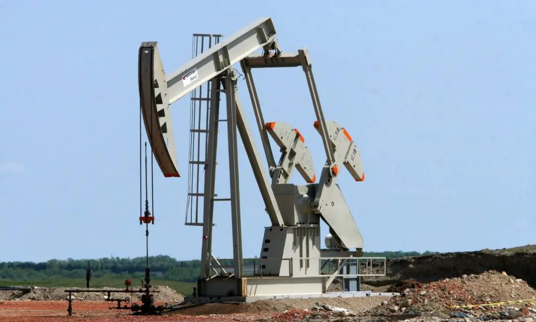 Petróleo Brent caiu 3,22%, atingindo US$ 97,09 mesmo com ataques Houthi aos aeroportos sauditas. Isso mostra como a ins…