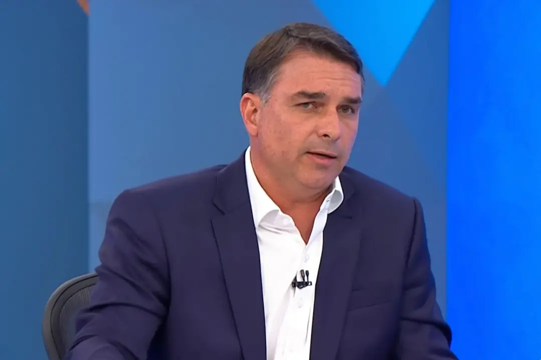 Flavio Bolsonaro criticou a proposta de jornada flexível, vendo como algo para beneficiar o governo Lula. Defende que o…