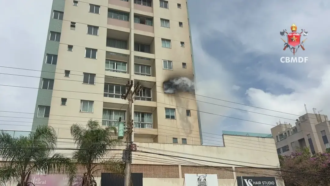 Samambaia teve um homem retirado de um apartamento pelos bombeiros, ele estava inconsciente e com dificuldade para resp…