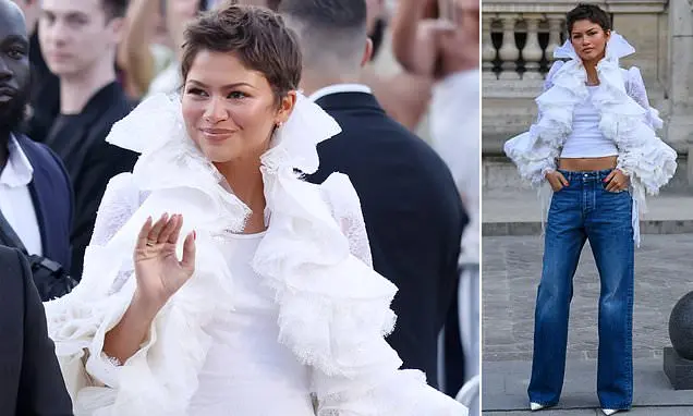 Zendaya fez sua primeira aparição na Semana de Moda Louis Vuitton em Paris, vestindo um bolero branco e jeans. Acho int…