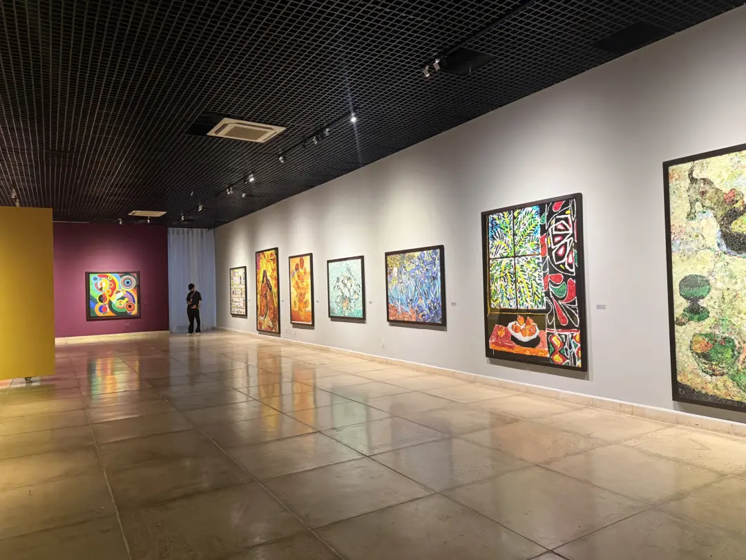 Vik Muniz com exposição gratuita na Vila Cultural Cora Coralina em Goiânia até 31 de outubro. Usar poeira e chocolate n…