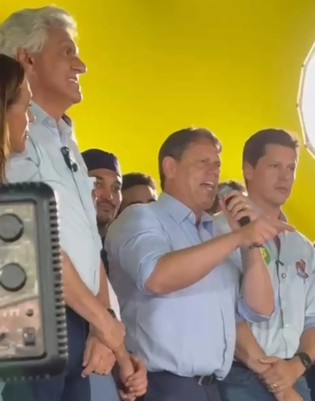 Tarcísio de Freitas disse em Goiânia que a voz de Jair Bolsonaro reverbera e previu o fim do governo Lula. A visão de q…