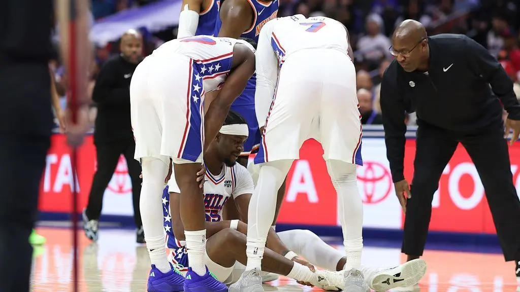 Ariel Hukporti sofreu um rompimento no tendão de Aquiles, afetando a profundidade do time dos 76ers. Um golpe duro pro …