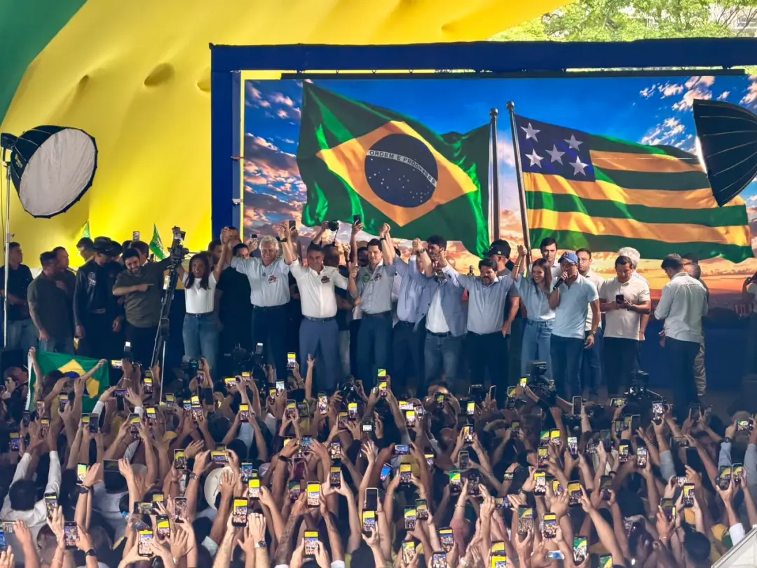 Goiânia recebeu Flávio Bolsonaro na tarde de terça-feira, reunindo apoiadores e marcando o apoio formal de Caiado e Dan…