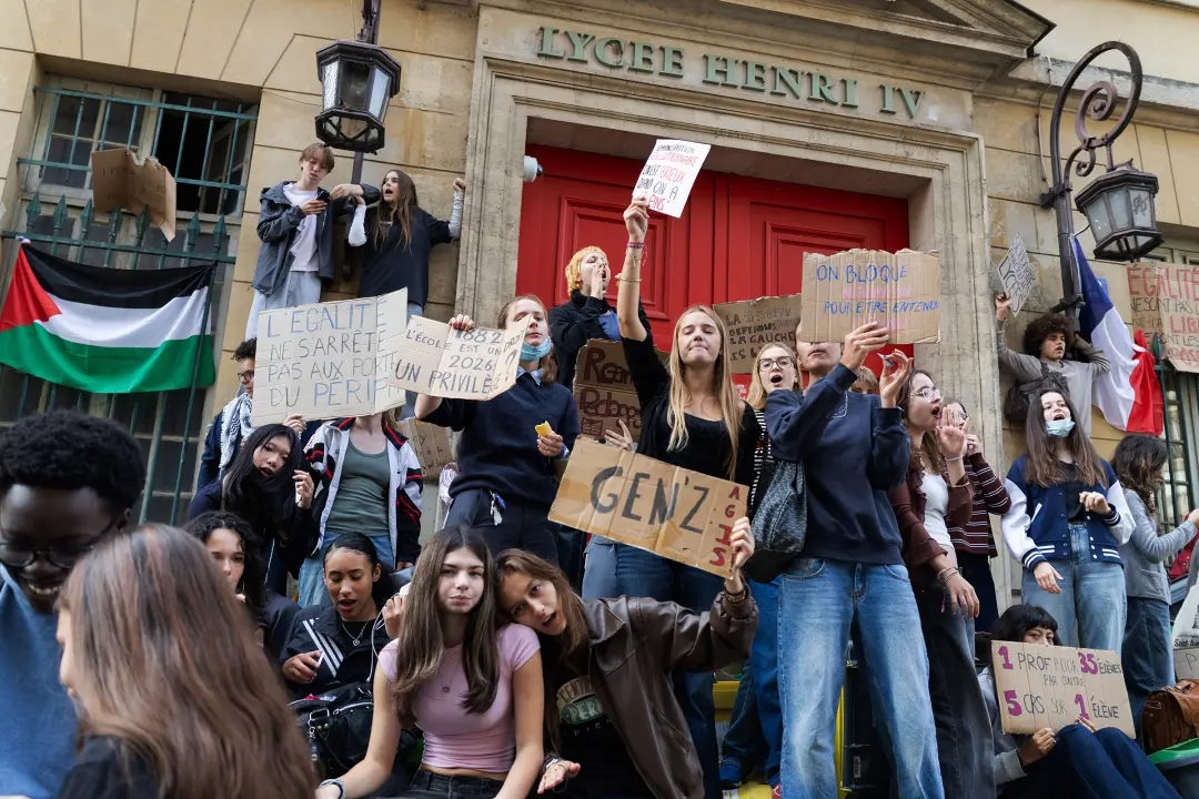 Mais de 250 mil pessoas foram pra rua na França protestando contra o sistema escolar mal financiado. A gente vê isso co…