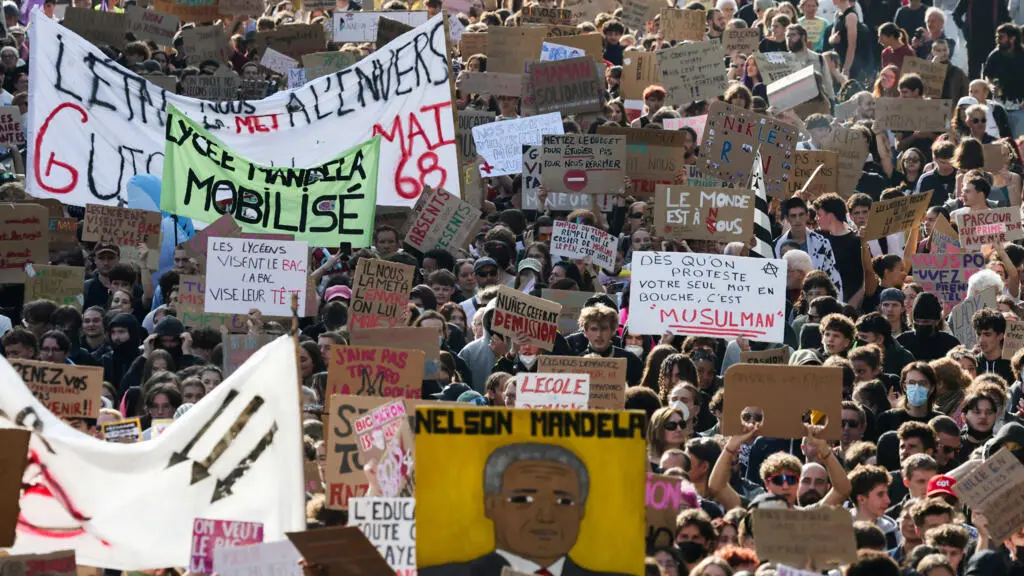 Escolas na França com greve há três semanas, com servidores públicos junto a estudantes protestando contra condições pr…