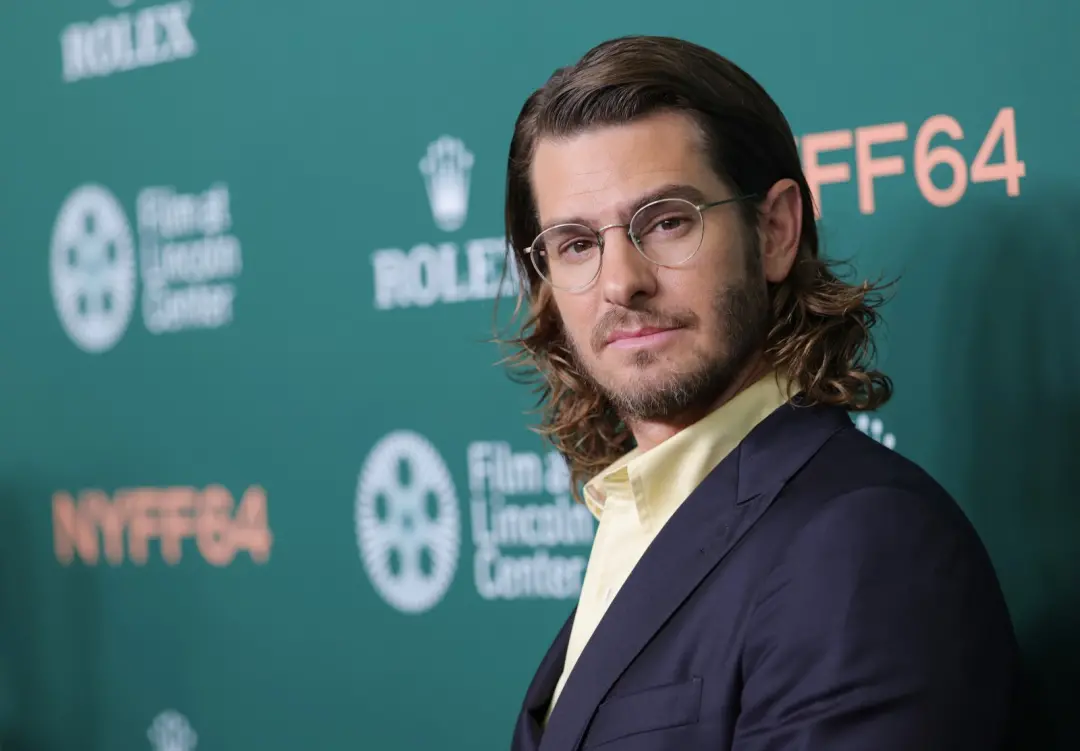 Andrew Garfield, duas vezes indicado ao Oscar, tem um arco narrativo forte em Artificial, transitando de um papel corpo…