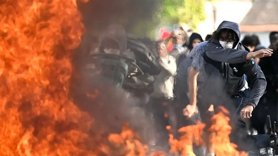 Trump e Mike Waltz ligam os tumultos na França à imigração em massa descontrolada. Eles apontam que políticas de fronte…