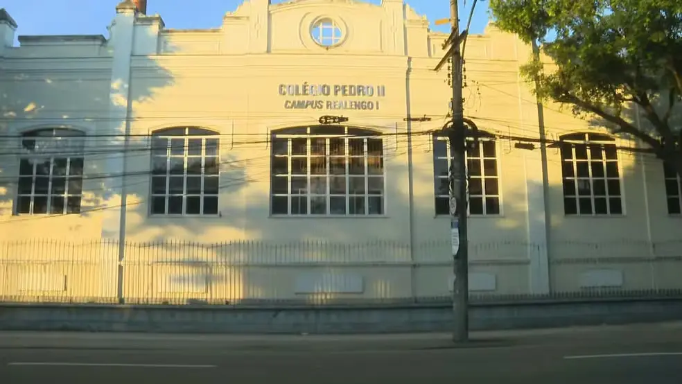Colégio Pedro II suspendeu aulas no Campus Realengo I após o pai de aluna intimidar professora na saída. Esse tipo de i…