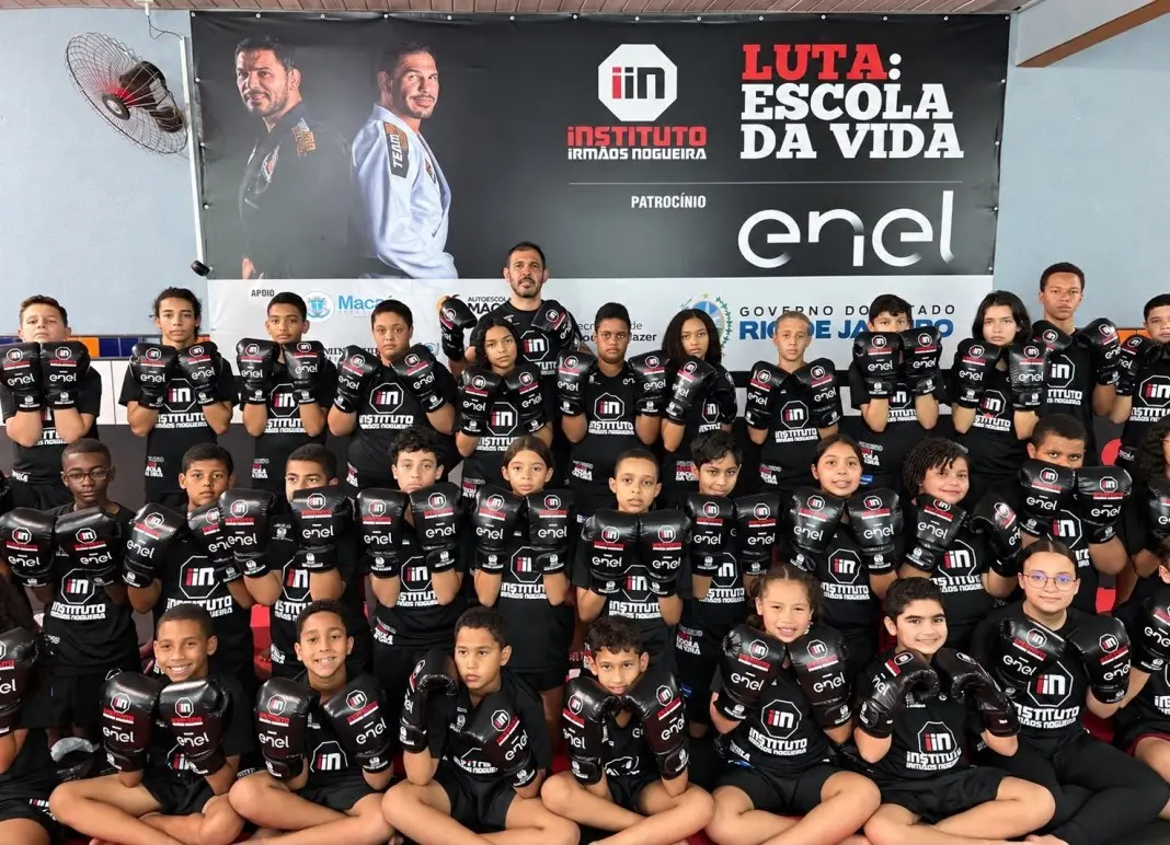 Macaé, RJ: o Instituto Irmãos Nogueira retomou o projeto Luta: Escola da Vida com 200 vagas em jiu-jitsu e muay thai. É…