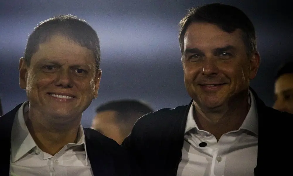 Tarcísio de Freitas dobrou a aposta na articulação por apoio a Flávio Bolsonaro, conversando com o MDB e o Podemos. Ess…