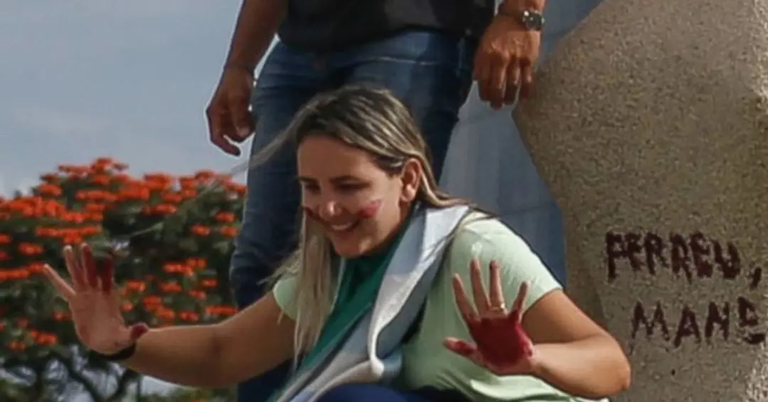 Débora do Batom, cabeleireira, teve pena progredida para regime semiaberto pelo STF. A progressão não muda o fato de el…