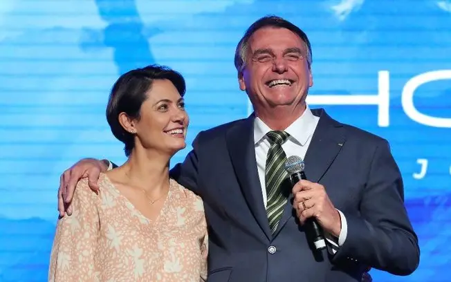 Michelle Bolsonaro contou que Jair Bolsonaro dormiu cerca de dez horas depois do primeiro turno das eleições. Esse desc…