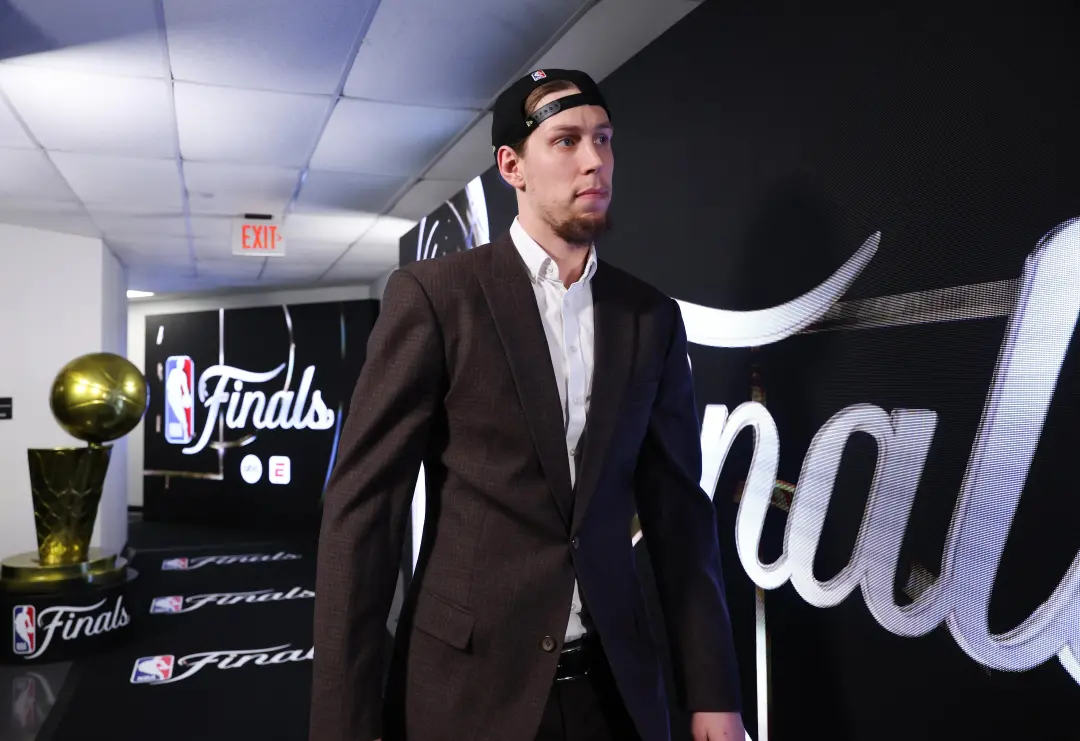 Kelly Olynyk assina com o BC Roma na Itália, depois de uma temporada com os San Antonio Spurs. A mudança mostra que o a…