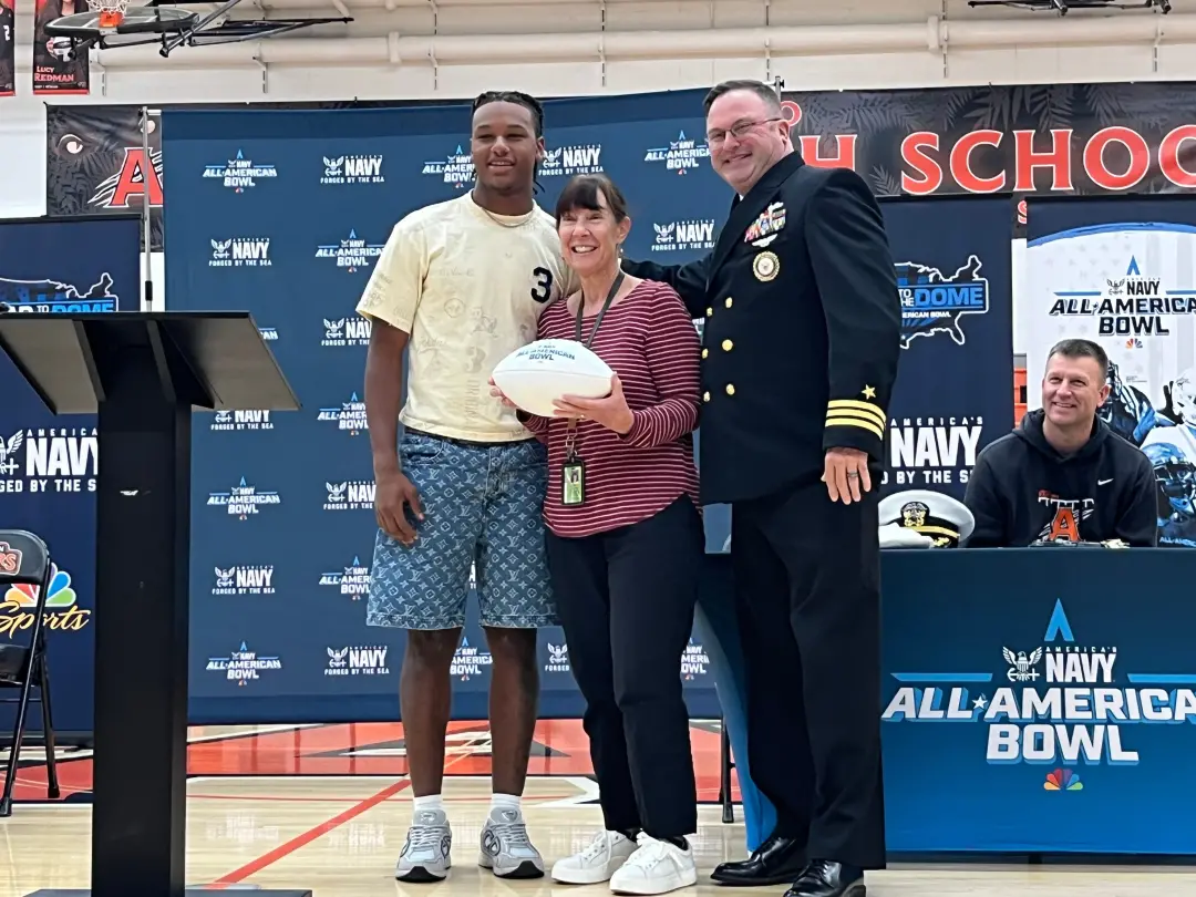 Anderson High School, Ace Alston, recebeu a honraria de All-American da Navy, para o Bowl em San Antonio, Texas, em 9 d…