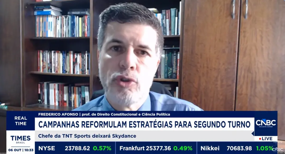 Flávio Bolsonaro terminou o primeiro turno com 47,03% dos votos, enquanto Lula ficou com 45,16%. É preciso que a campan…