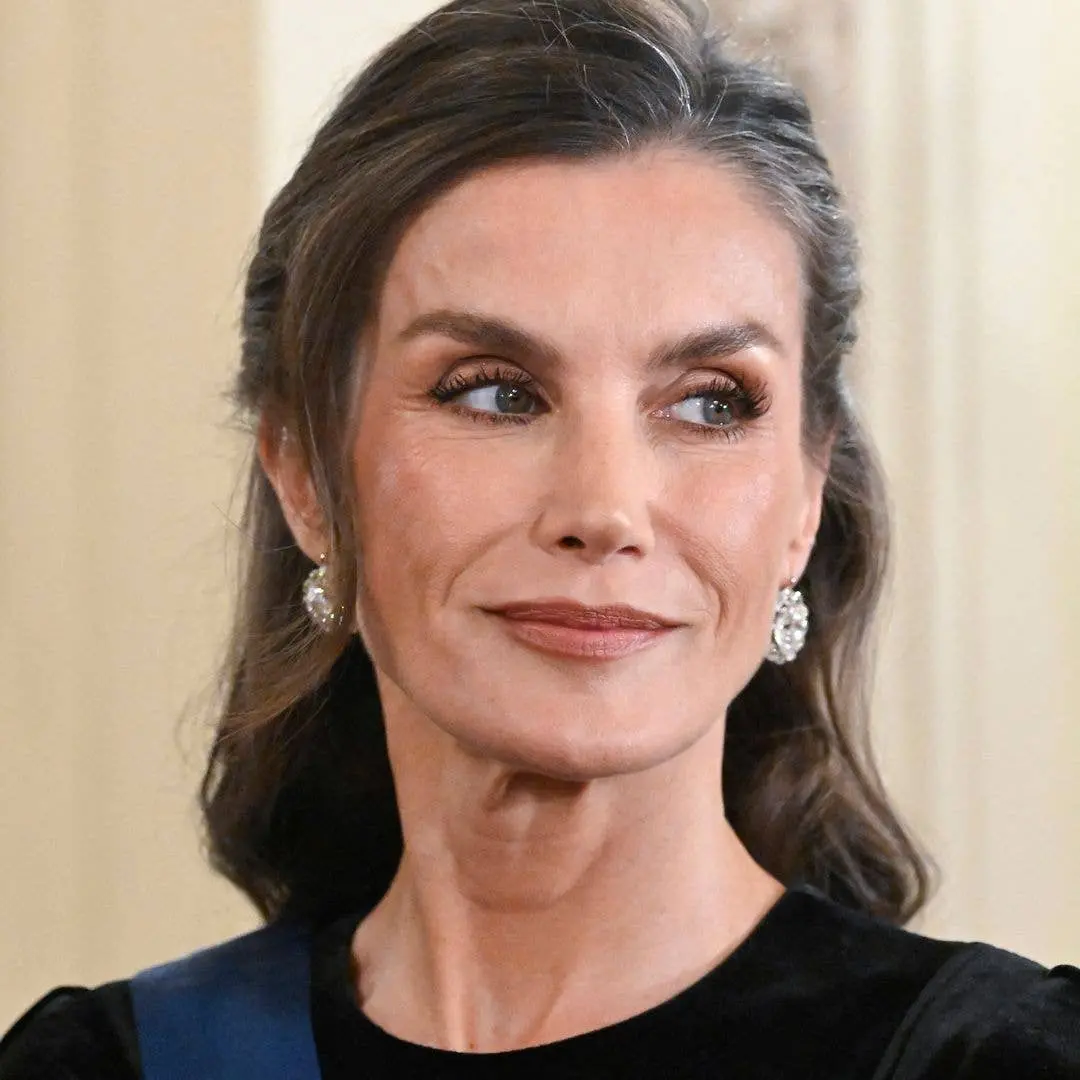 Queen Letizia reutilizou um vestido preto justo e diamantes no banquete de estado na Finlândia. Reciclar peças assim mo…