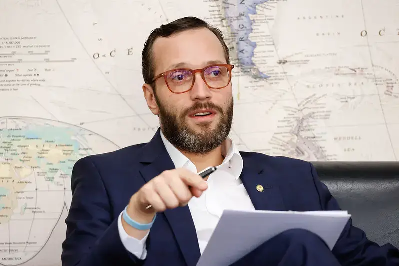 Filipe Barros promete levar a responsabilizacao de ministros do STF ao Senado, iniciando em 2027. É importante discutir…