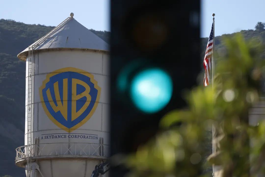 Em Burbank, a torre de água da Warner Bros. foi repintada para incluir Skydance Corporation, logo após o fechamento da …