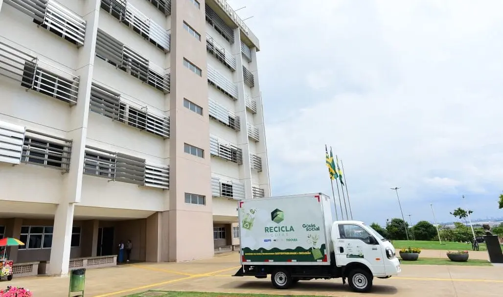 A Prefeitura de Aparecida de Goiânia e o Governo de Goiás entregaram um caminhão baú para as cooperativas de reciclagem…
