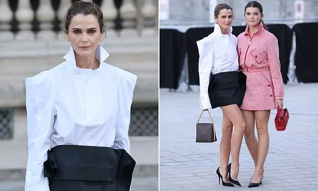 Keri Russell, 50 anos, apareceu com look elegante em camisa branca e saia preta no desfile de moda em Paris. Achei lega…