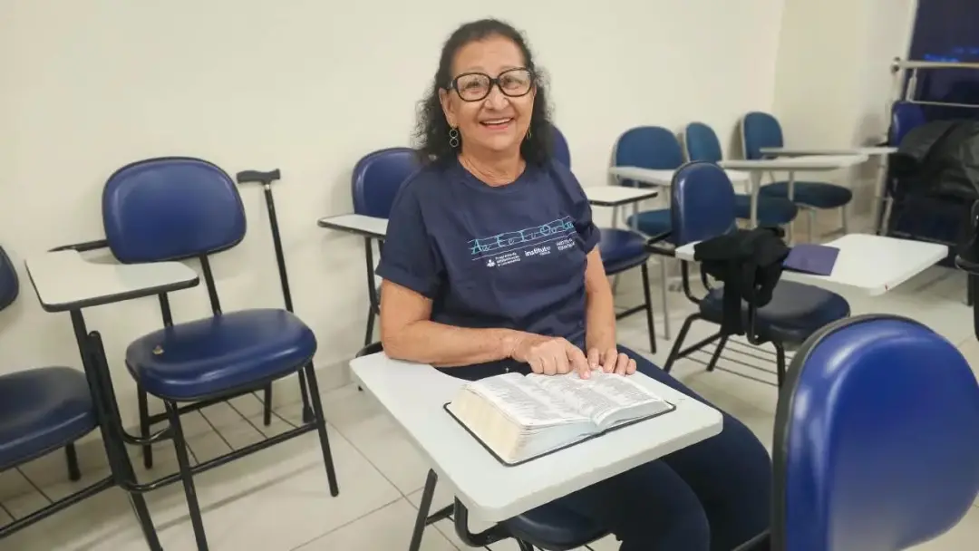 Aos 81 anos, Vanda da Silva voltou a estudar em Goiânia para aprender a ler sozinha, um desejo que luta contra dores no…