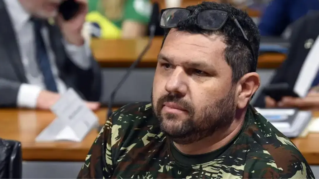 Jornalista Oswaldo Eustáquio disse que está arrumando as malas para voltar ao Brasil se Flávio Bolsonaro for eleito pre…