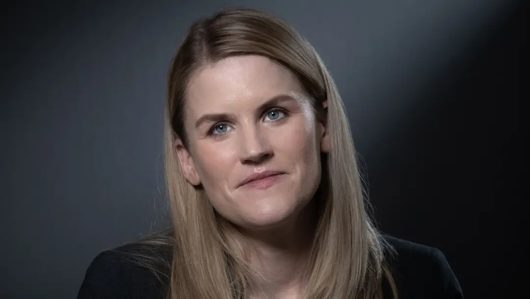 Frances Haugen, engenheira que expôs o Facebook em 2021, está retratada em The Social Reckoning. A revelação dela mostr…