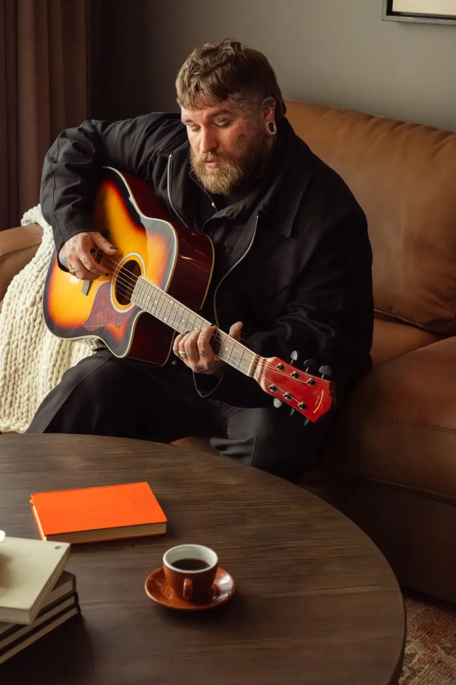 Teddy Swims, cantor indicado ao Grammy, falou sobre como é montar o lar dele, misturando um estilo gótico com um toque …