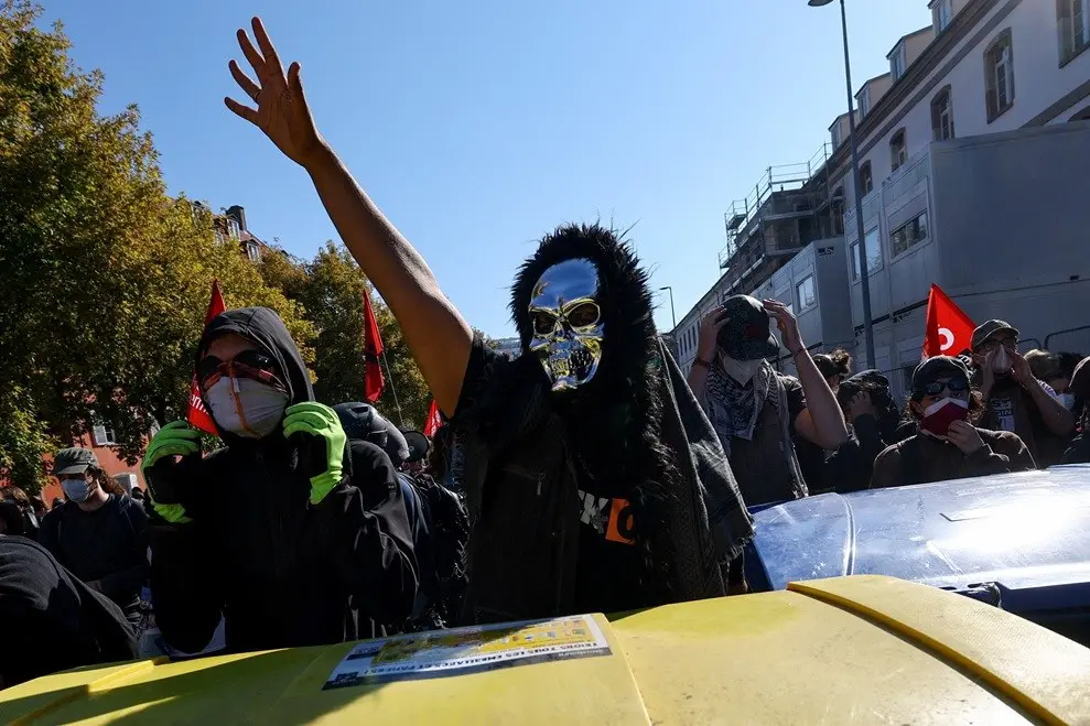 França vive um outono de insatisfação com greves de servidores e bloqueios de portos. O problema de financiar o Estado …
