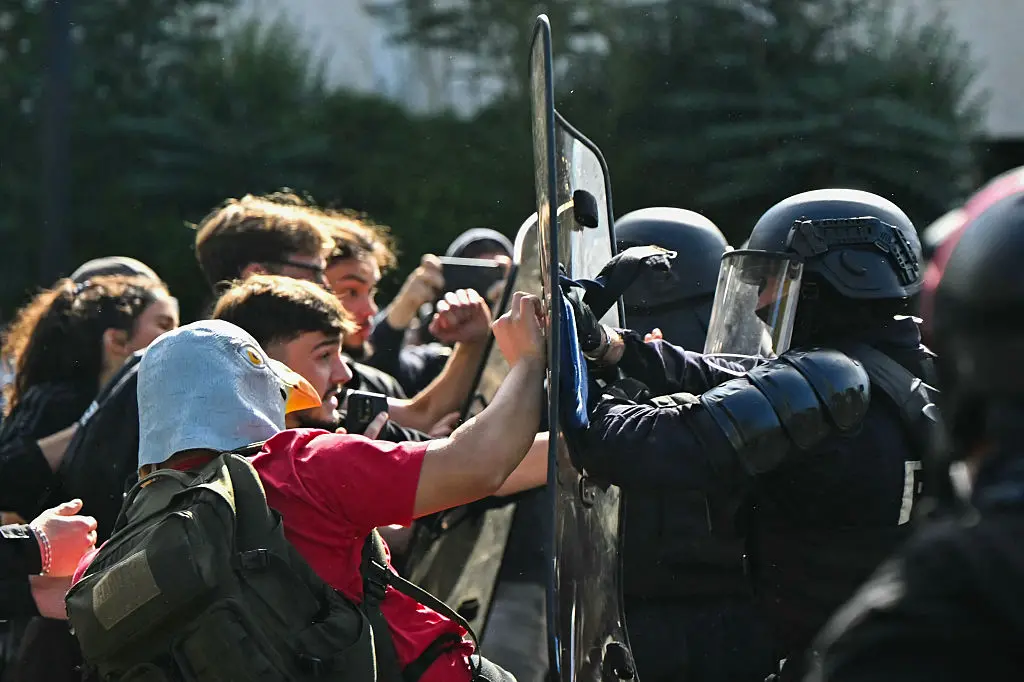 Mais de 250 mil pessoas protestaram em mais de doze cidades francesas devido às condições do sistema escolar. A violênc…
