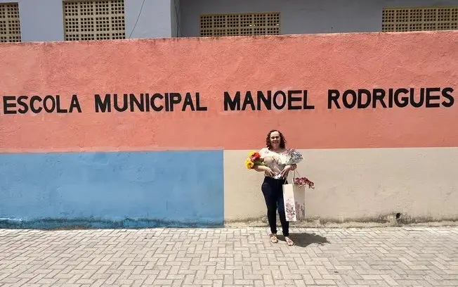Lenisce Magalhães foi homenageada na Escola Municipal de Fortaleza ao completar 31 anos de docência. Ver uma trajetória…