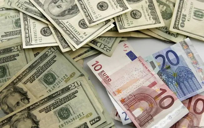 Euro atingiu 1,12 dólar na manhã de segunda, o menor nível em 17 meses. A preocupação com a dívida francesa, por exempl…