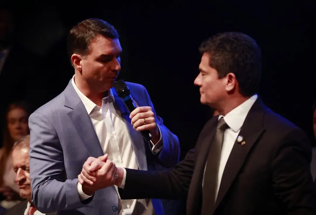 Flávio Bolsonaro nutre sentimento de gratidão por Sergio Moro, que se tornou governador eleito do Paraná. Mudança no ce…