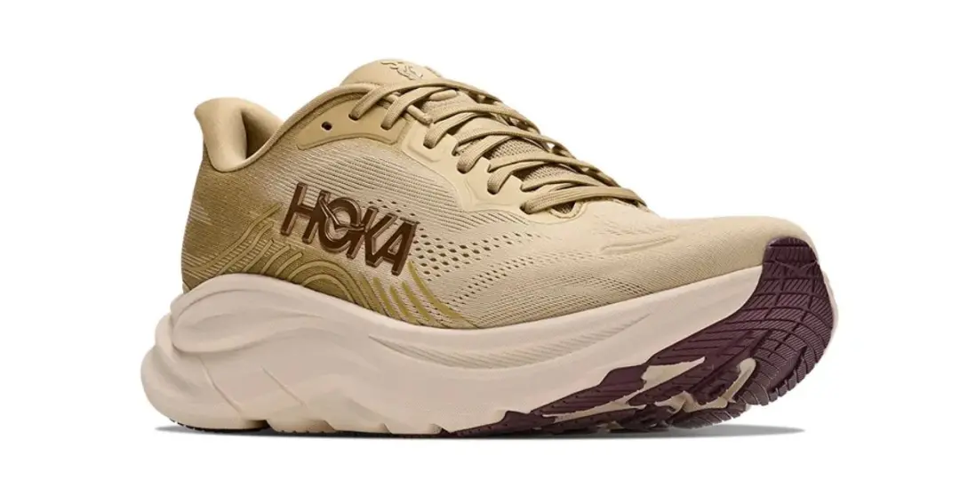 Hoka lançou o Clifton 11 no Brasil, com preço sugerido de R$ 1.299,99, focado em treinos diários. Esse modelo com malha…