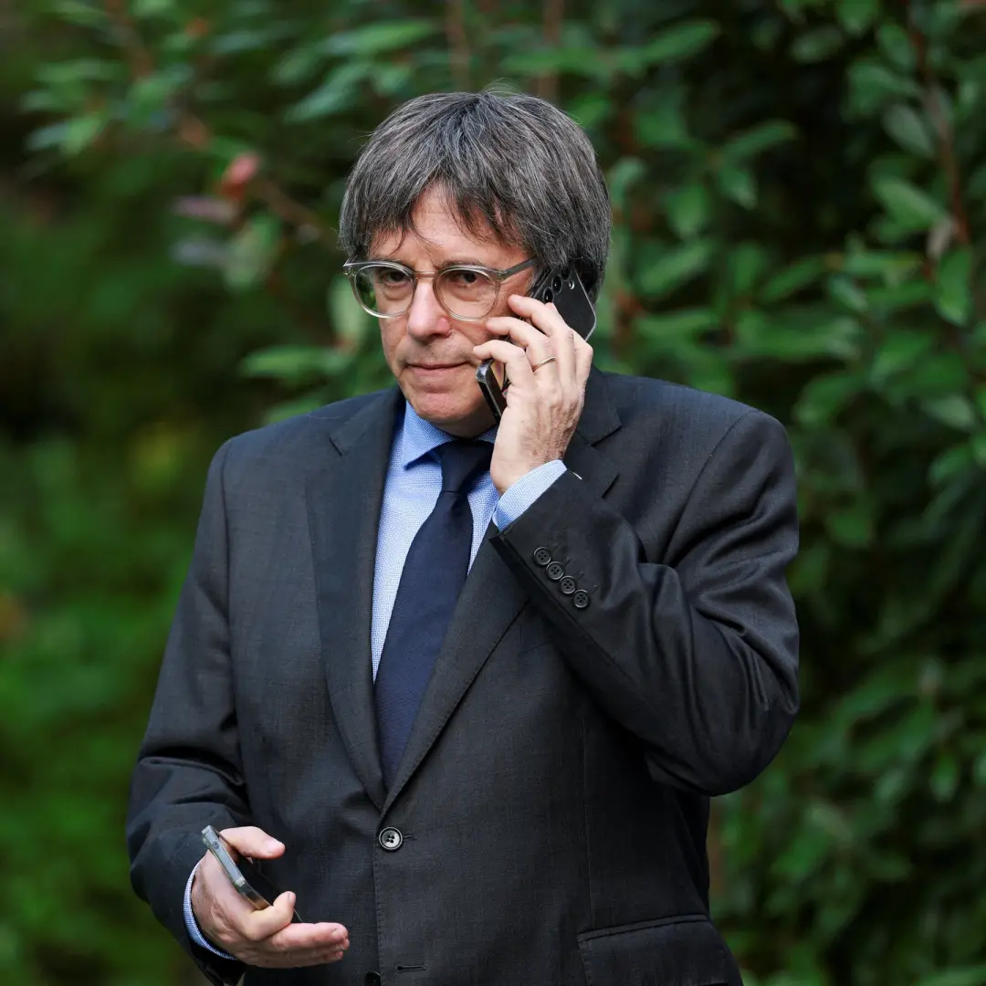 Puigdemont teve mandado de prisão cancelado pela Suprema Corte espanhola enquanto ele está em exílio na Bélgica. Isso m…
