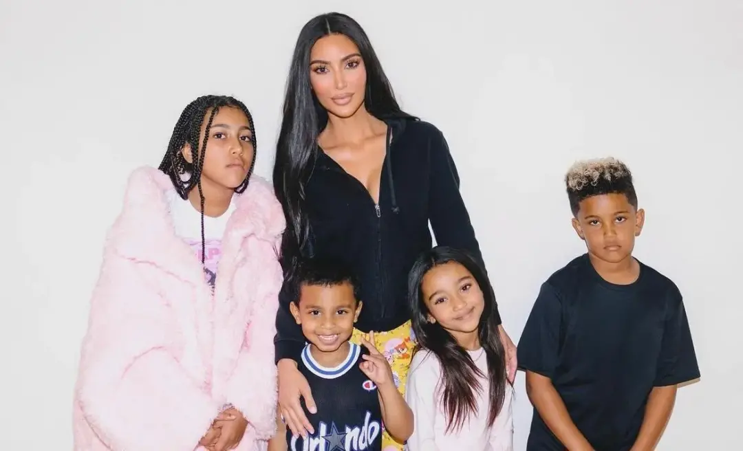 Kim Kardashian usa cinco babás para os quatro filhos, sendo uma fixa e outras quatro que se revezam. É muita estrutura …