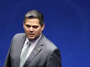 Alcolumbre quer votar a PEC 6x1 antes do segundo turno, diz ministro. É uma questão que mexe com a estrutura do debate …