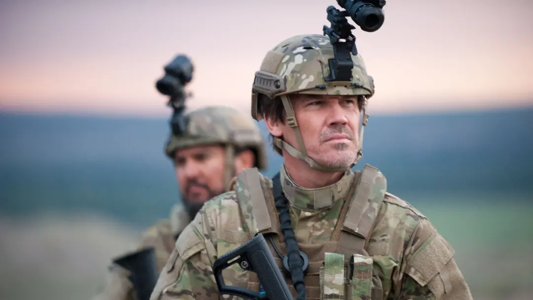 Sicario, filme de 2015 escrito por Taylor Sheridan, está disponível em streaming na Paramount+. Aquele thriller de crim…