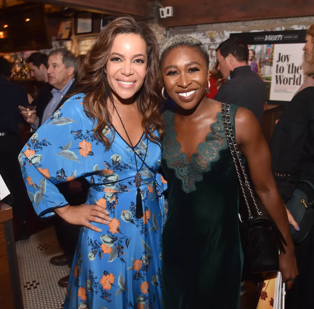 Sunny Hostin esclareceu os comentários francos feitos no podcast Behind the Table da talk show The View. A host mencion…